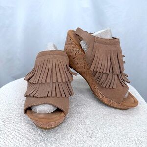 Minnetonka Womens Leather Fringe Wedge Sandal 8 Tan Open Toe Buckle Strap